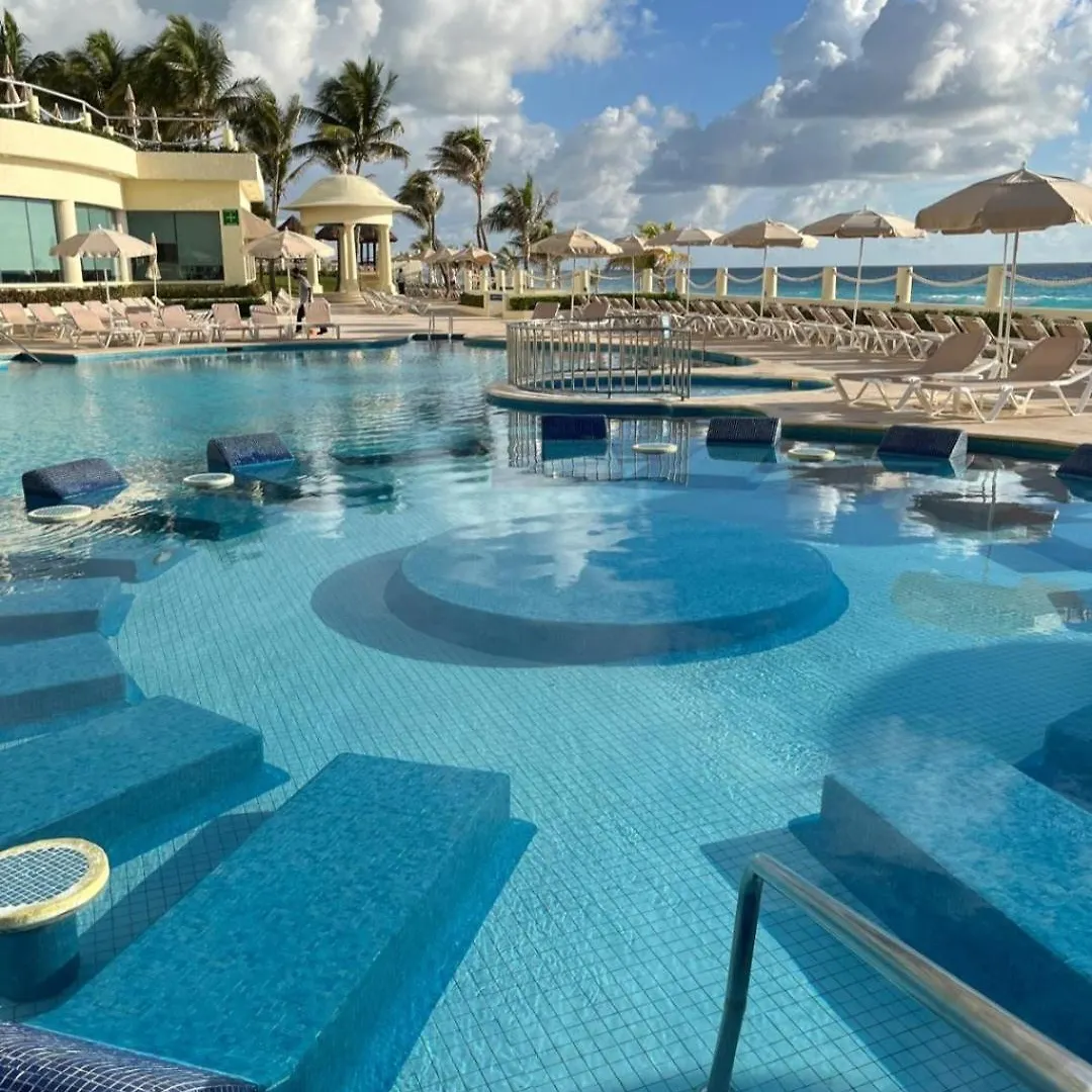 Aparthotel Luxury Ocean Front With Activities & Entertainment Cancún